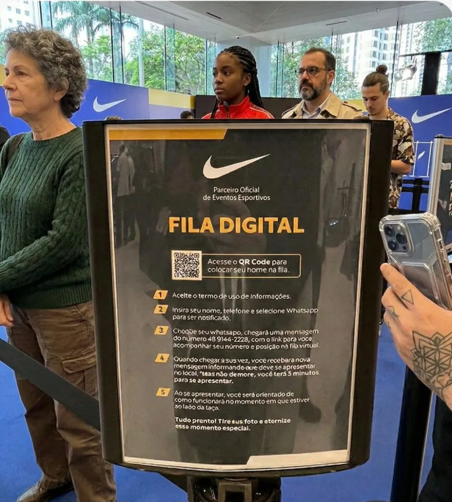 Totem de fila digital Filazero com QR code para o cliente entrar na fila — projeto Nike